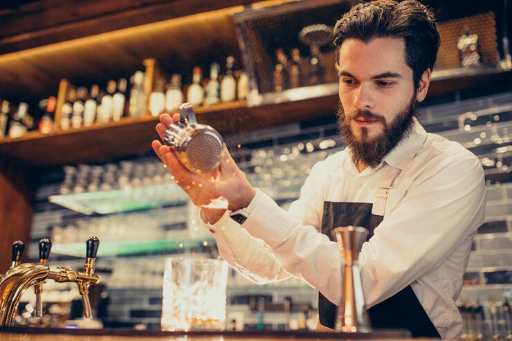Barman przygotowujący craftowe piwo podczas pub quizu