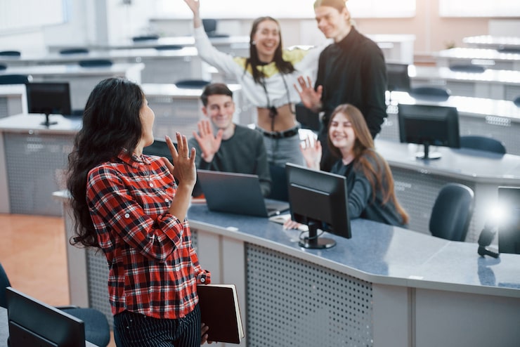 Sala wykładowa pełna ludzi na prezentacji edukacyjnej