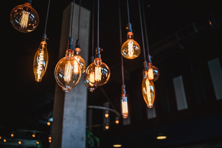 Nastrojowe oświetlenie nad stolikami restauracyjnymi