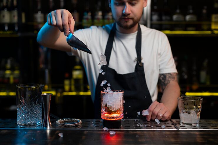 Barman nalewający płonący koktajl alkoholowy